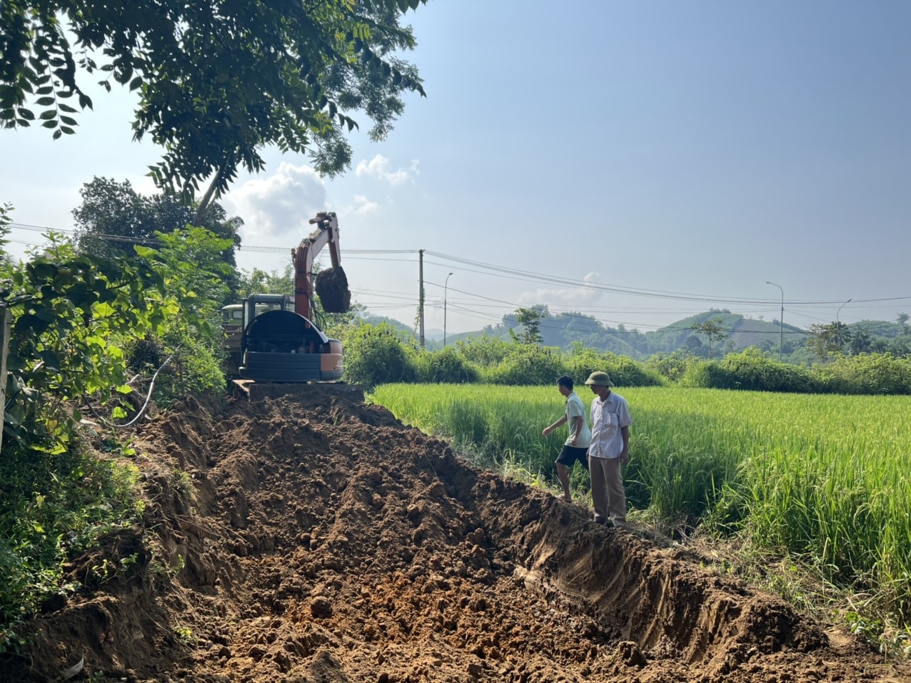 Tuyến đường bê tông vào vùng sản xuất hàng hóa cuối cùng của Làng Hản đang được thi công xây dựng Tuyến đường bê tông vào vùng sản xuất hàng hóa cuối cùng của Làng Hản đang được thi công xây dựng