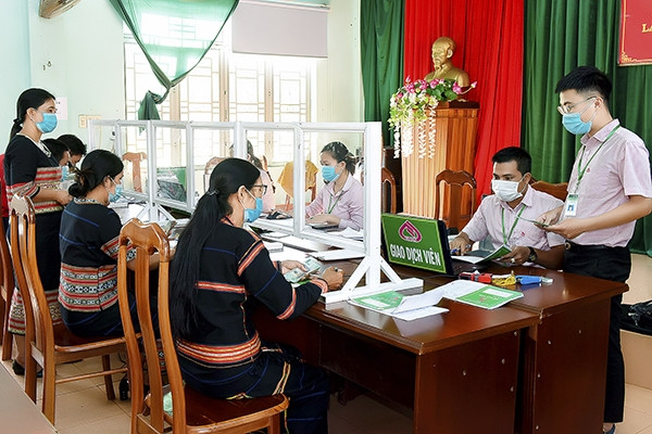Chi nhánh NHCSXH tỉnh Gia Lai giải ngân nguồn vốn ngay tại Điểm giao dịch xã