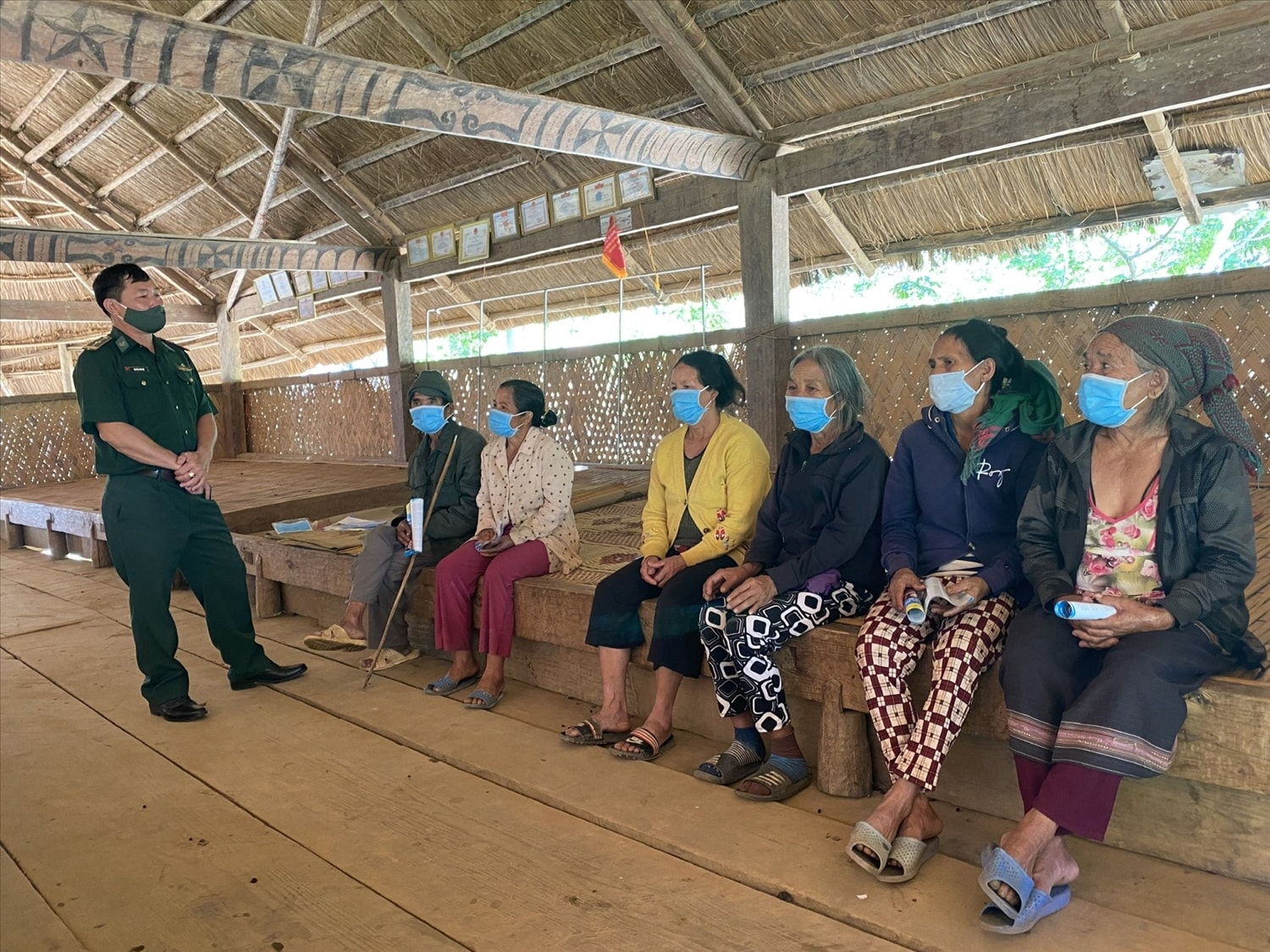Thiếu tá Nguyễn Văn Hội (bên trái), Đội vận động quần chúng, Đồn Biên phòng Đăk Nhoong tuyên truyền, phổ biến pháp luật cho Nhân dân thôn Đăk Ung, xã Đăk Nhoong.