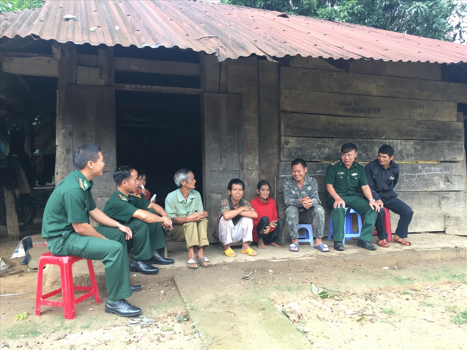 Cán bộ Đồn Biên phòng Đăk Long tuyên truyền pháp luật cho các hộ đồng bào trên địa bàn xã Đăk Long. 