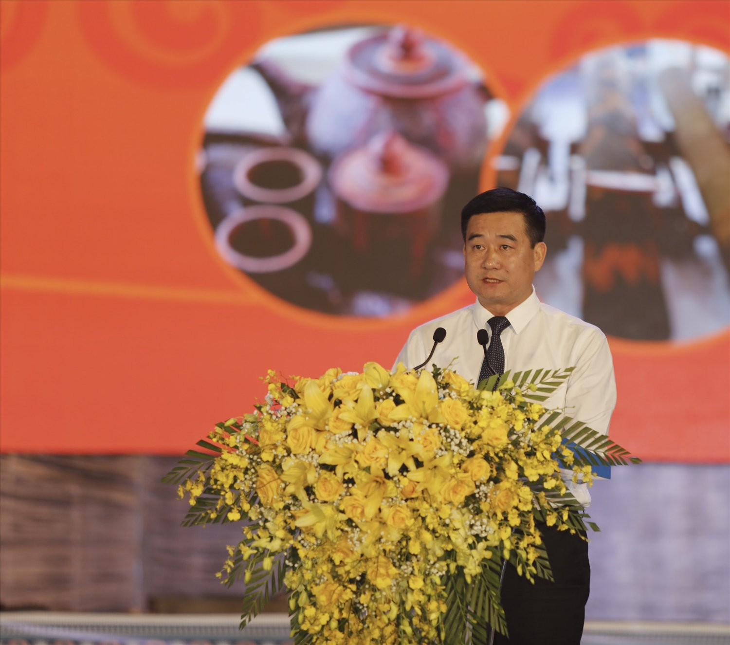 Đồng chí Hà Đức Anh - Phó Bí thư Huyện ủy, Chủ tịch Ủy ban nhân dân huyện Văn Yên, Trưởng Ban Tổ chức Lễ hội  phát biểu khai mạc buổi lễ