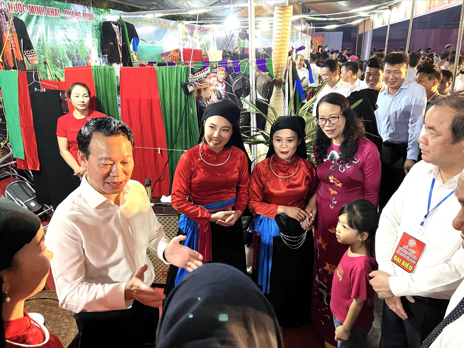 Đồng chí Đỗ Đức Duy - Ủy viên Ban Chấp hành Trung ương Đảng, Bí thư Tỉnh ủy cùng đồng chí Hoàng Thị Hạnh - Thứ trưởng, Phó Chủ nhiệm Ủy ban Dân tộc thăm các gian hàng của đồng bào các Dân tộc huyện Văn Yên.