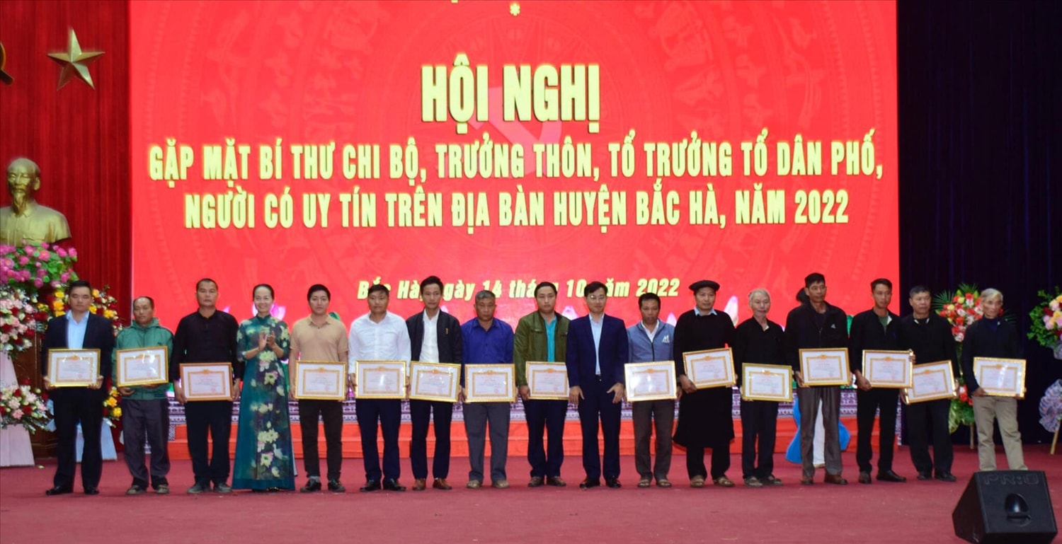 Huyện ủy Bắc Hà tặng Giấy khen cho 38 cá nhân có thành tích xuất sắc trong thực hiện nhiệm vụ chính trị tại cơ sở năm 2022 Huyện ủy Bắc Hà tặng Giấy khen cho 38 cá nhân có thành tích xuất sắc trong thực hiện nhiệm vụ chính trị tại cơ sở năm 2022