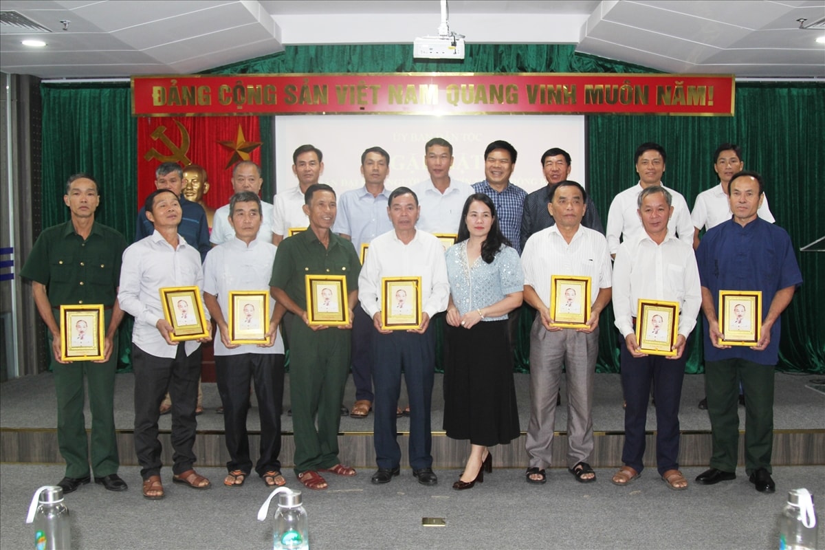 Bà Lương Thị Việt Yến tặng quà lưu niệm của UBDT cho các thành viên trong đoàn Bà Lương Thị Việt Yến tặng quà lưu niệm của UBDT cho các thành viên trong đoàn