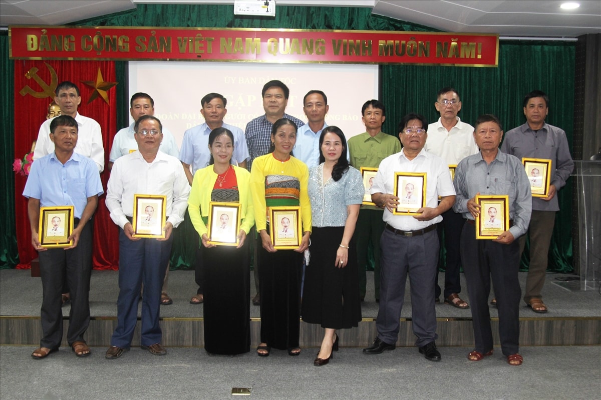 Bà Lương Thị Việt Yến tặng quà lưu niệm của UBDT cho các thành viên trong Đoàn Bà Lương Thị Việt Yến tặng quà lưu niệm của UBDT cho các thành viên trong Đoàn