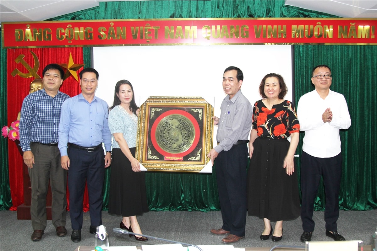 Đoàn đại biểu tặng quà lưu niệm cho Ủy ban Dân tộc Đoàn đại biểu tặng quà lưu niệm cho Ủy ban Dân tộc