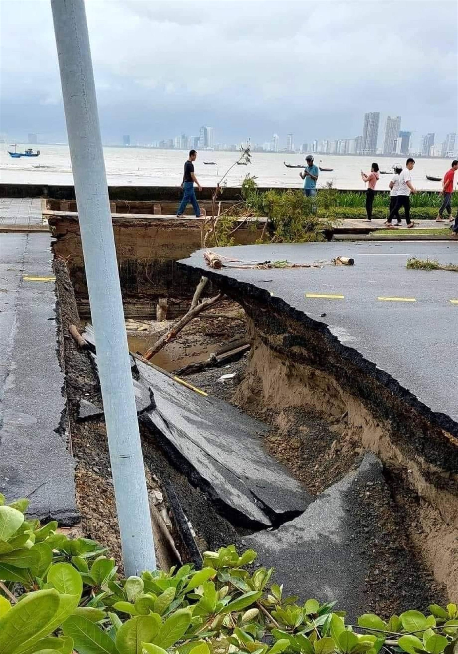 Trận lũ khiến đường lên bán đảo Sơn Trà (quận Sơn Trà) bị sụp lún, nứt toác