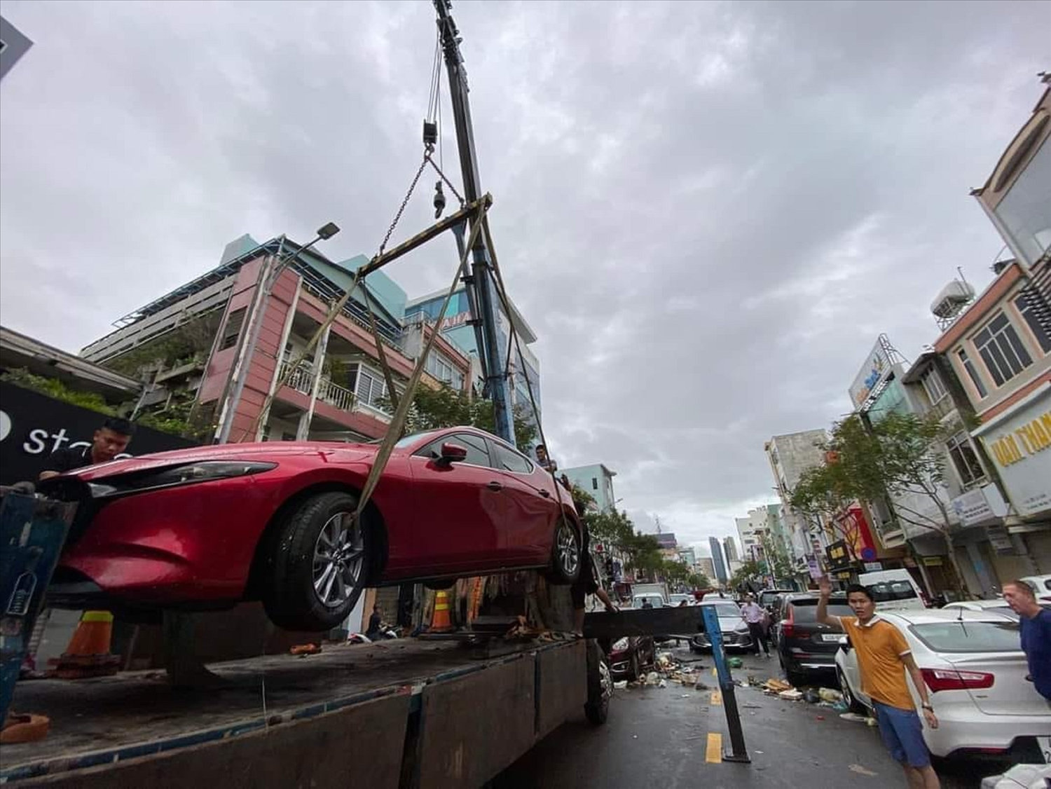 Trên các tuyến đường ô tô chết máy la liệt chờ xe cứu hộ