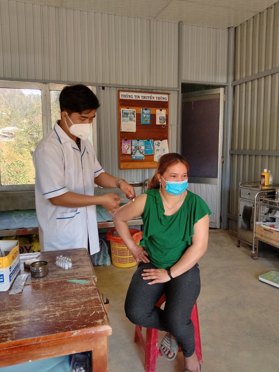 Ngoài chuyên môn, Trạm trưởng Nguyễn Văn Trúc còn làm tốt công tác tuyên truyền trong tiêm chủng