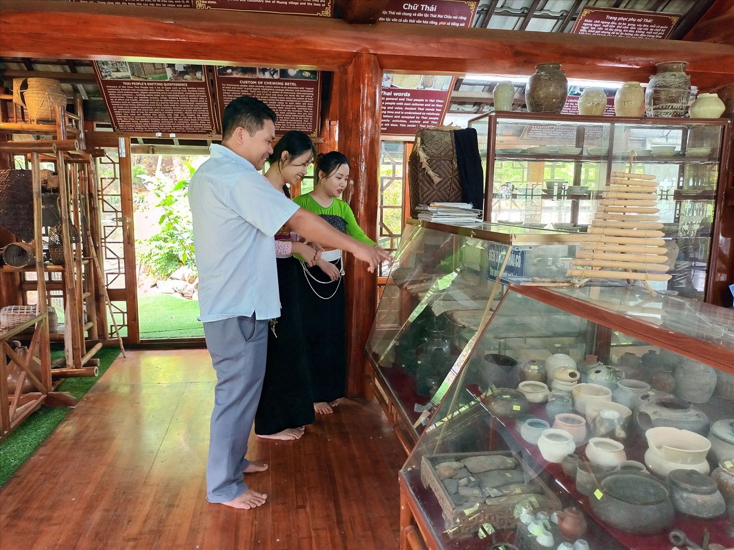 Trưởng Bản Văn Lò Văn Phúc trực tiếp thuyết minh hiện vật tại Bảo tàng Thái Mai Châu Trưởng Bản Văn Lò Văn Phúc trực tiếp thuyết minh hiện vật tại Bảo tàng Thái Mai Châu
