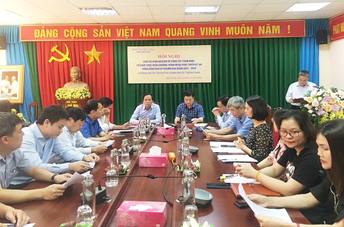 Quang cảnh buổi làm việc