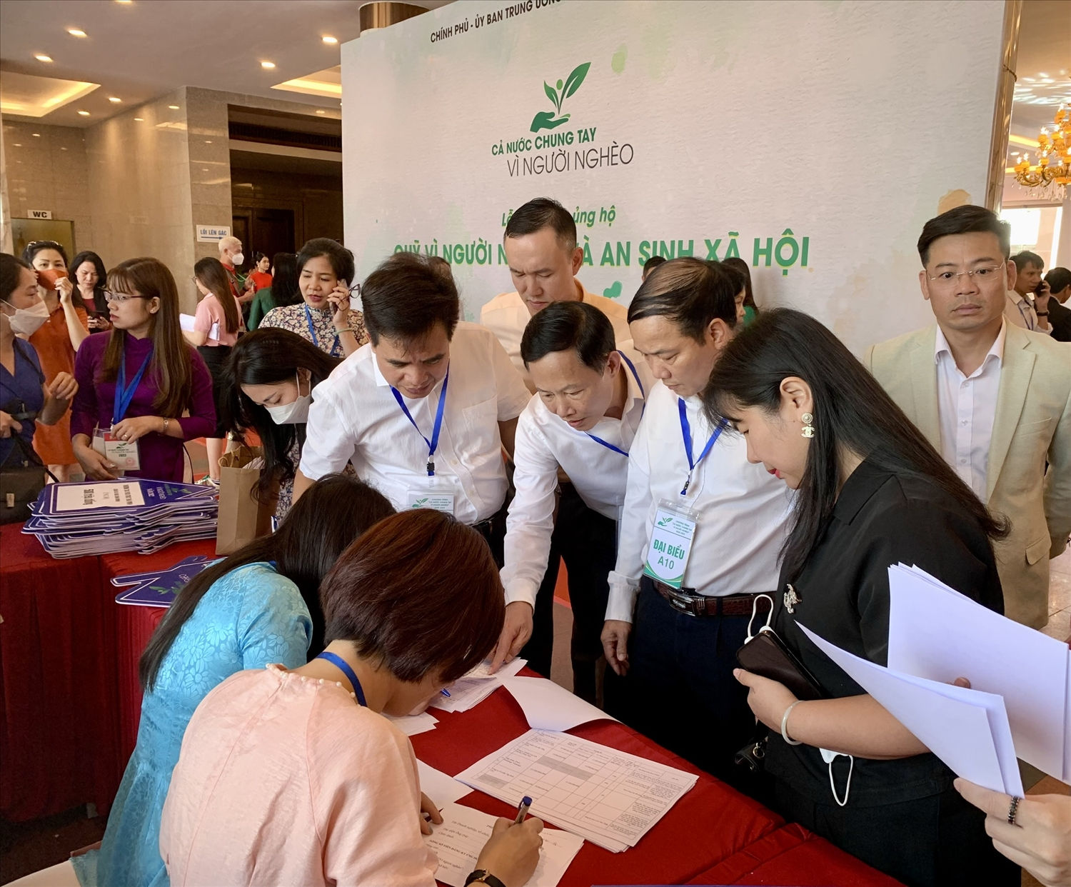 Nhiều cơ quan, doanh nghiệp, tổ chức, cá nhân và kiều bào ta ở nước ngoài đăng ký ủng hộ Quỹ “Vì người nghèo” Trung ương và các chương trình an sinh, xã hội năm 2022