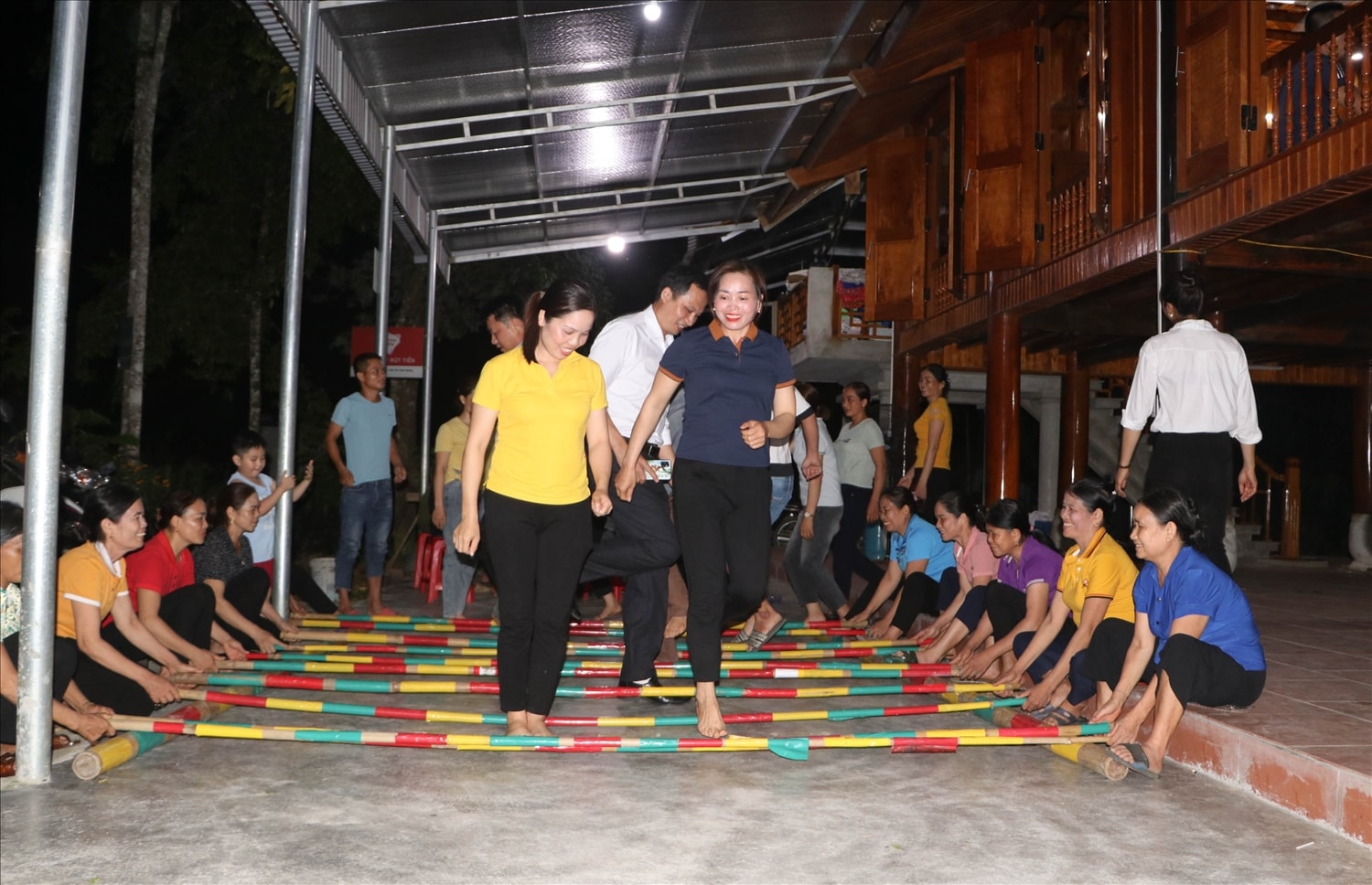 Cán bộ xã và bà con thôn Pác Cáp, xã Phù Lưu (Hàm Yên) giao lưu văn nghệ tạo sự gần gũi