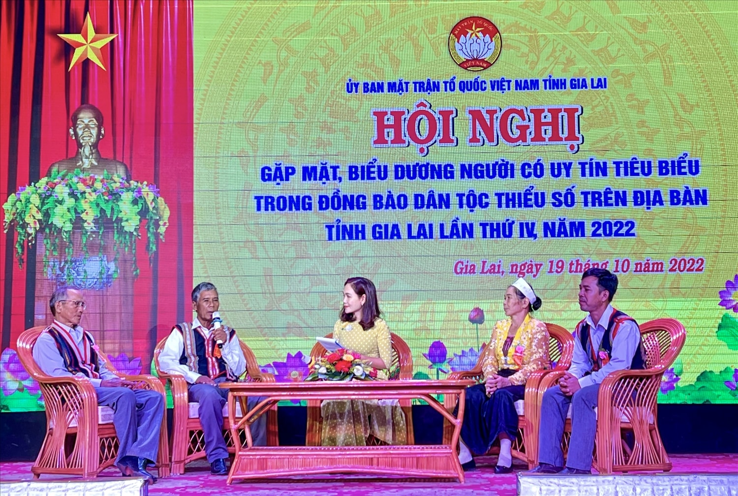 Các đại biểu giao lưu, trao đổi, chia sẻ kinh nghiệm về xây dựng, củng cố khối đại đoàn kết toàn dân tộc