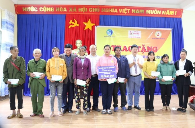 Đoàn tặng quà cho các hộ gia đình chính sách, người có công với Cách mạng tại huyện KonPlông Đoàn tặng quà cho các hộ gia đình chính sách, người có công với Cách mạng tại huyện KonPlông