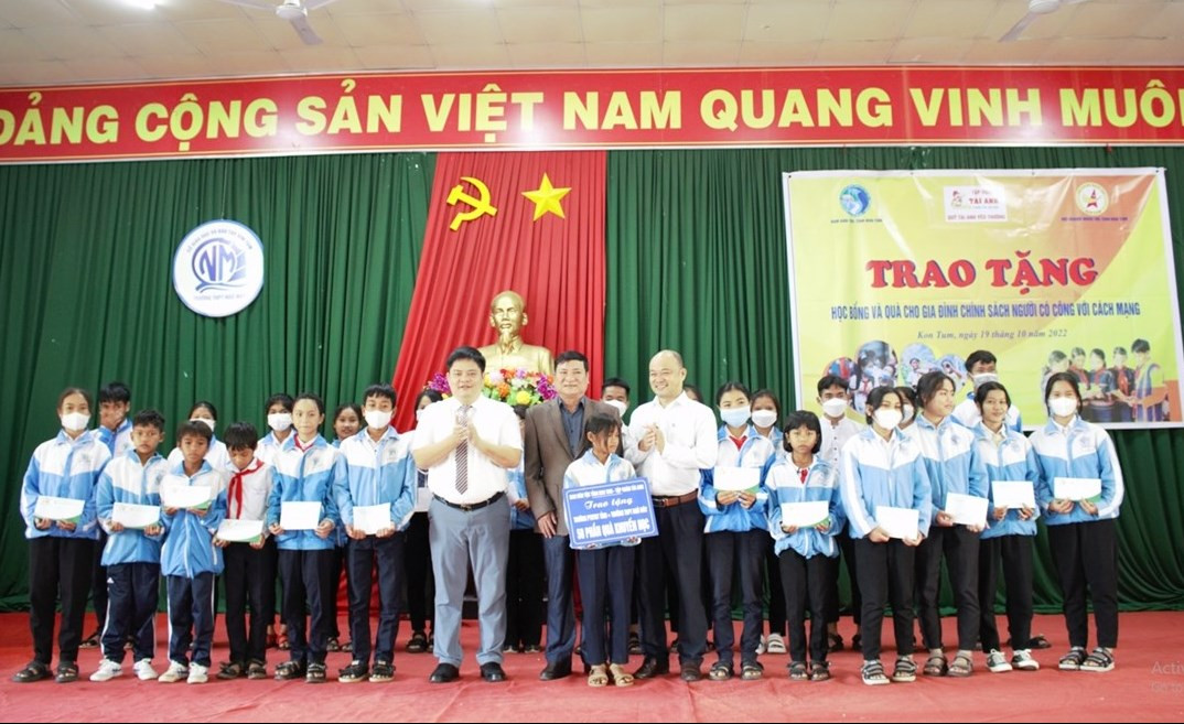 Đoàn tặng quà tại Trường THPT Ngô Mây Đoàn tặng quà tại Trường THPT Ngô Mây