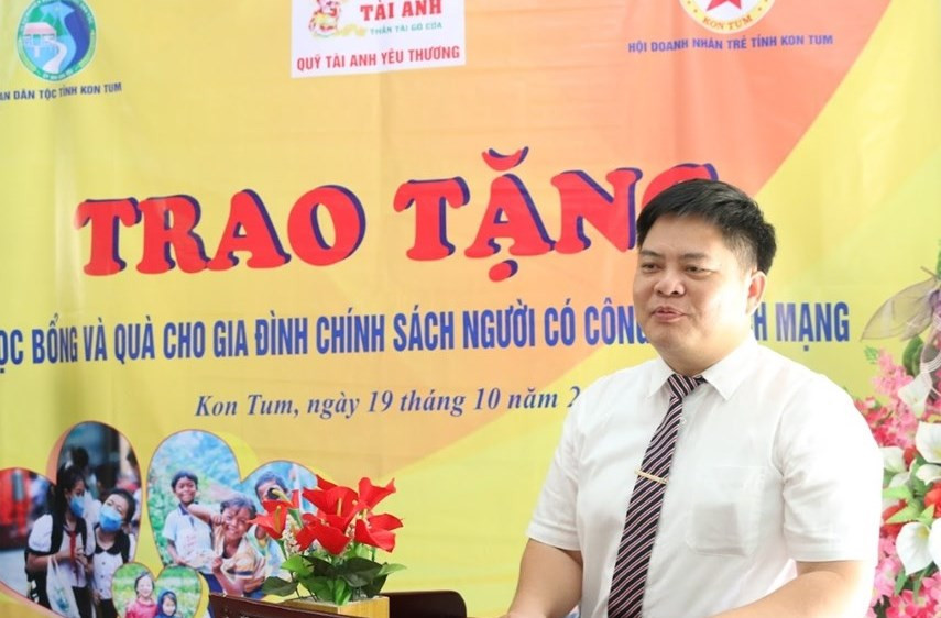 Ông Hà Tuấn Anh - Chủ tịch HĐQT Tập đoàn Tài Anh động viên các học sinh vượt khó học giỏi tại buổi trao quà Ông Hà Tuấn Anh - Chủ tịch HĐQT Tập đoàn Tài Anh động viên các học sinh vượt khó học giỏi tại buổi trao quà