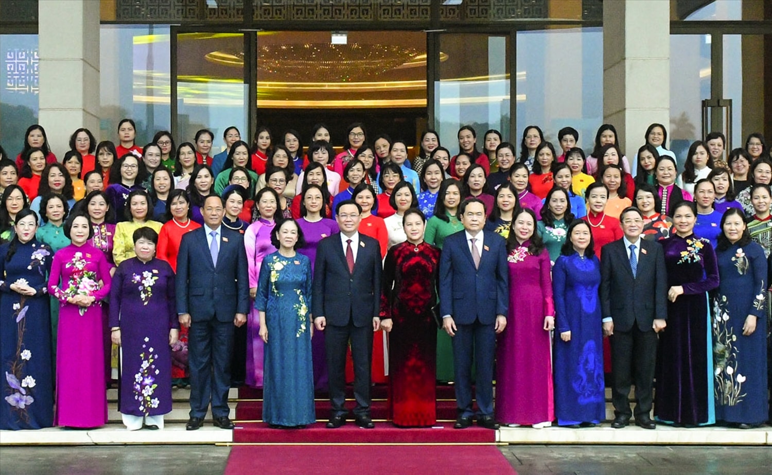 Chủ tịch Quốc hội Vương Đình Huệ cùng các Lãnh đạo Quốc hội, nguyên Lãnh đạo Quốc hội gặp mặt Nhóm nữ đại biểu Quốc hội khóa XV