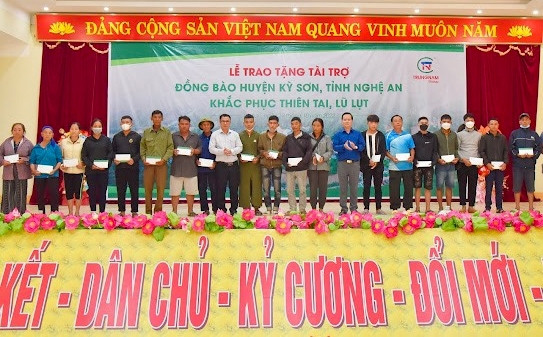 Tập đoàn Trung Nam trao hỗ trợ trực tiếp cho các gia đình bị ảnh hưởng nặng do lũ