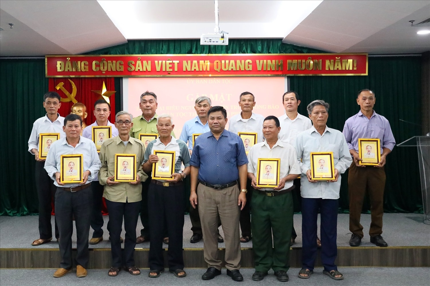 Thứ trưởng. Phó Chủ nhiệm Y Thông chụp ảnh lưu niệm với các đại biểu Người có uy tín tỉnh Phú Thọ