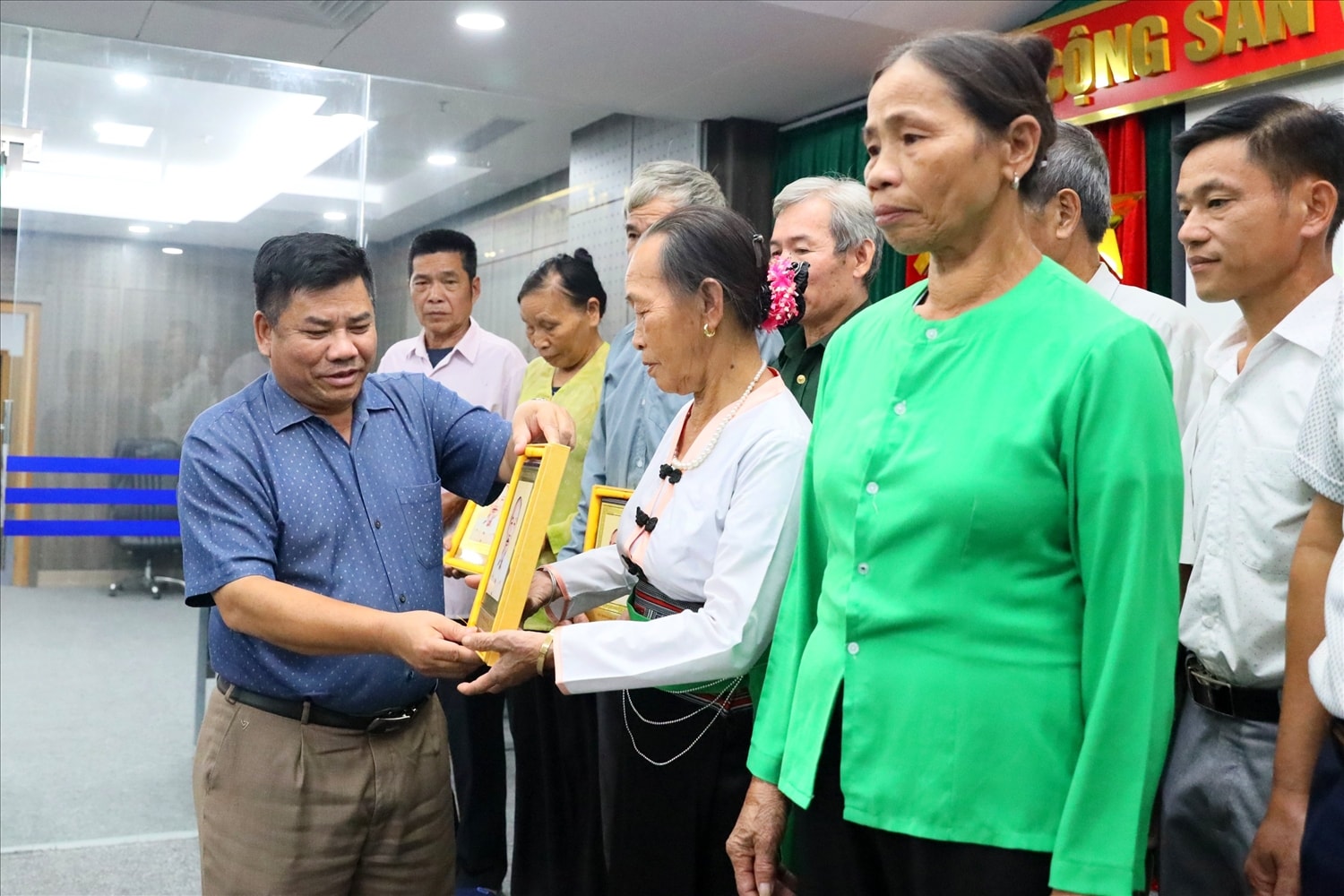 Thứ trưởng, Phó Chủ nhiệm thăm hỏi, động viên và tặng quà lưu niệm cho các đại biểu Người có uy tín tỉnh Phú Thọ 