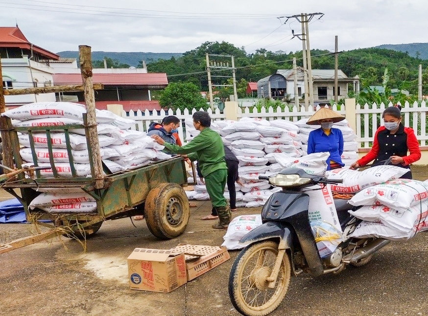 Năm 2021, mô hình nông nghiệp đảm bảo dinh dưỡng tỉnh Thái Nguyên đã được triển khai tại xã Linh Thông, huyện Định Hóa (Trong ảnh: Cung cấp thức ăn nuôi gà cho các hộ dân tham gia Dự án). Năm 2021, mô hình nông nghiệp đảm bảo dinh dưỡng tỉnh Thái Nguyên đã được triển khai tại xã Linh Thông, huyện Định Hóa (Trong ảnh: Cung cấp thức ăn nuôi gà cho các hộ dân tham gia Dự án).