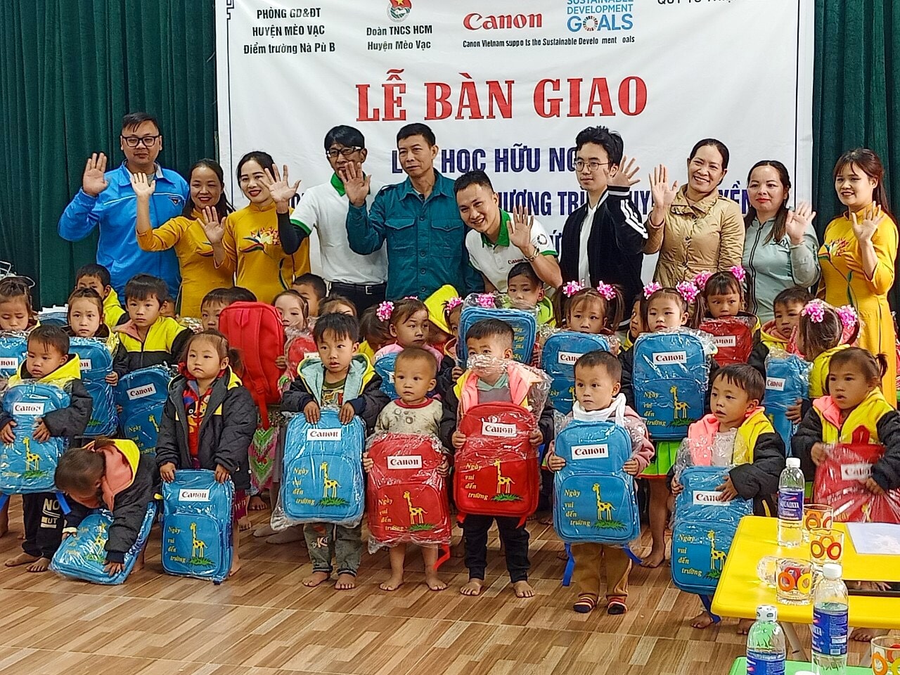 Đại diện đoàn thiện nguyện bàn giao công trình và trao quà cho học sinh điểm trường thôn Nà Pù B, xã Niêm Tòng