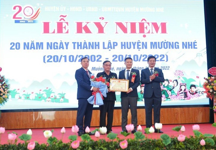 Chủ tịch UBND tỉnh Điện Biên Lê Thành Đô (ngoài cùng bên phải) tặng Bằng khen cho tập thể Đảng bộ, chính quyền và Nhân dân huyện Mường Nhé Chủ tịch UBND tỉnh Điện Biên Lê Thành Đô (ngoài cùng bên phải) tặng Bằng khen cho tập thể Đảng bộ, chính quyền và Nhân dân huyện Mường Nhé