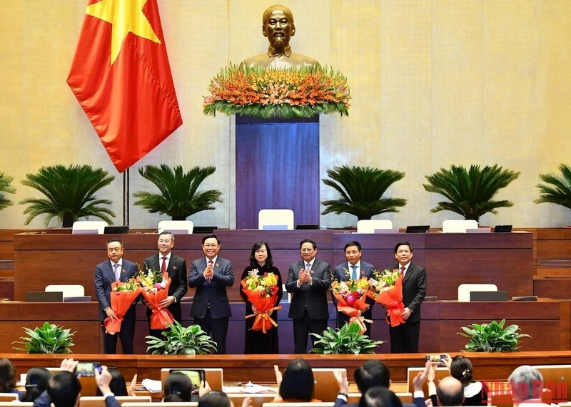 Thủ tướng Chính phủ Phạm Minh Chính và Chủ tịch Quốc hội Vương Đình Huệ tặng hoa chúc mừng các tân Bộ trưởng, tân Tổng Kiểm toán Nhà nước, và chúc mừng đồng chí Trần Sỹ Thanh và Nguyễn Văn Thể đã hoàn thành tốt nhiệm vụ được giao (Ảnh: NHANDAN)