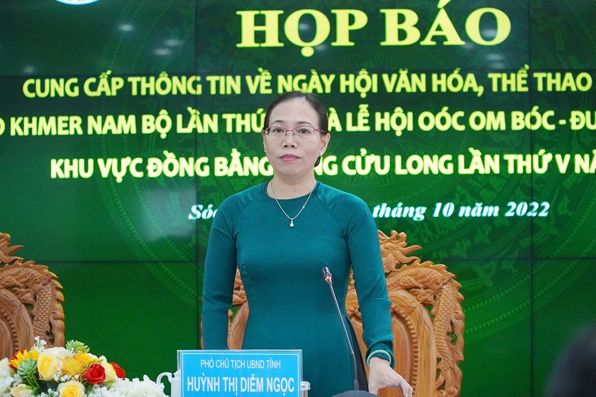 Bà Huỳnh Thị Diễm Ngọc - Phó Chủ tịch UBND tỉnh Sóc Trăng thông tin tại buổi họp báo Bà Huỳnh Thị Diễm Ngọc - Phó Chủ tịch UBND tỉnh Sóc Trăng thông tin tại buổi họp báo