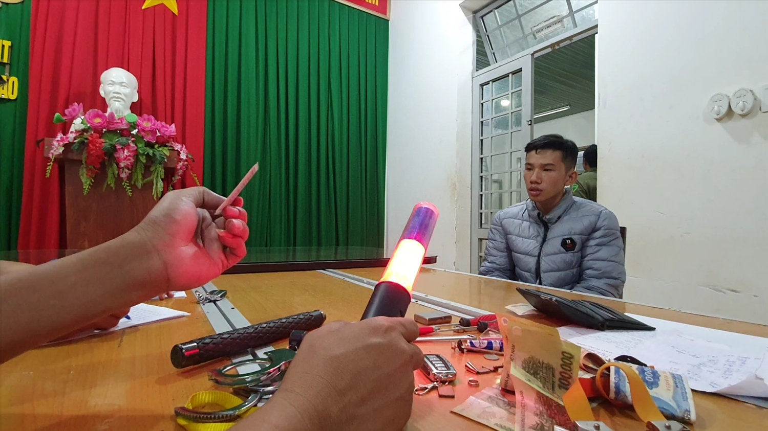 Đối tượng Nguyễn Văn Sang cùng tang vật tại cơ quan Công an Đối tượng Nguyễn Văn Sang cùng tang vật tại cơ quan Công an