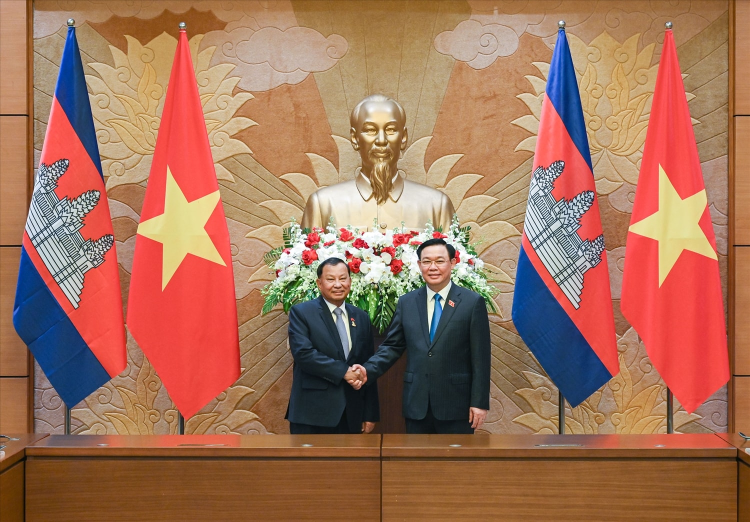 Chủ tịch Quốc hội Vương Đình Huệ hội đàm với Chủ tịch Thượng viện Vương quốc Campuchia Samdech Say Chhum Chủ tịch Quốc hội Vương Đình Huệ hội đàm với Chủ tịch Thượng viện Vương quốc Campuchia Samdech Say Chhum