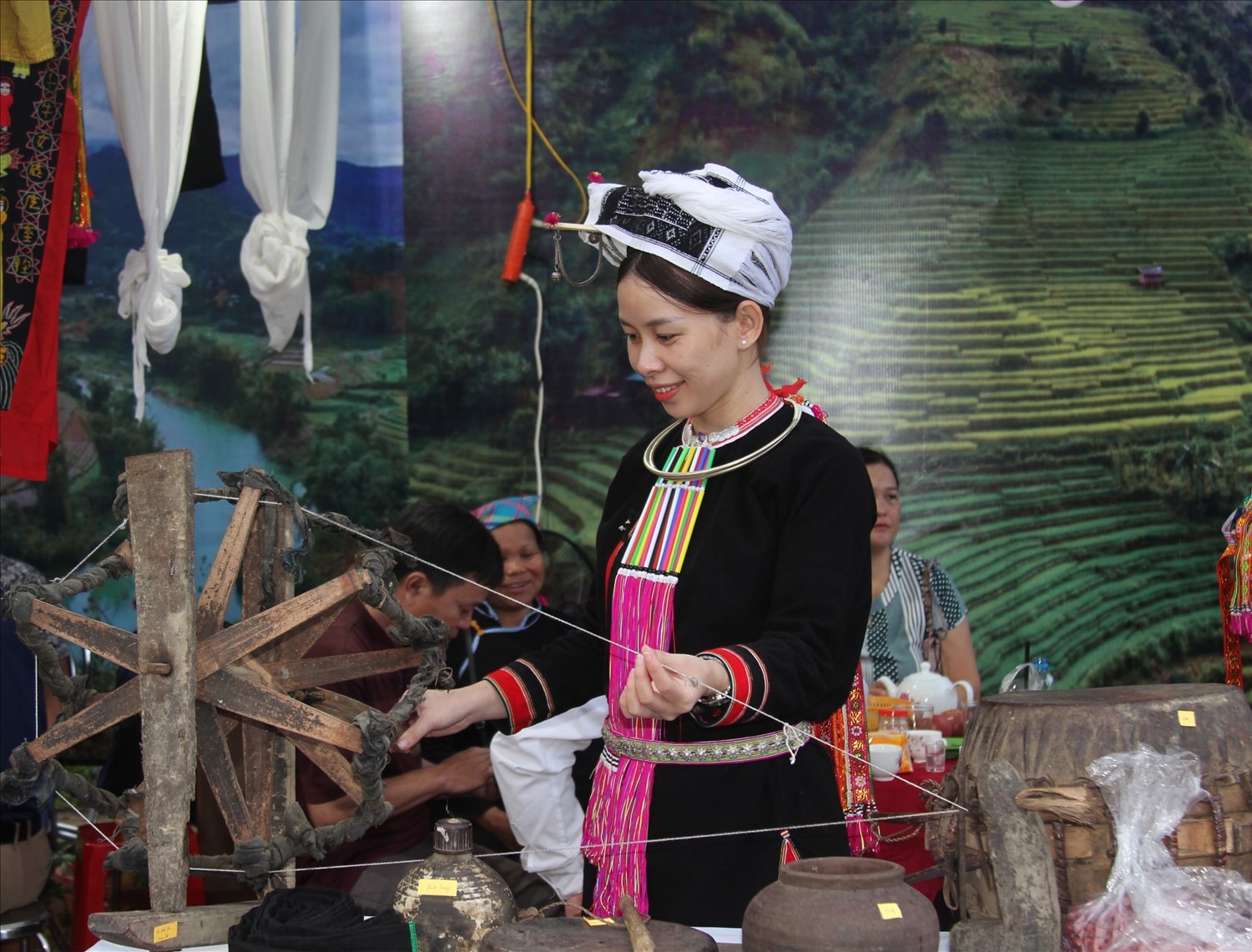Thông qua công tác thông tin, tuyên truyền đã khơi dậy lòng tự hào dân tộcgóp phần bảo tồn, giữ gìn bản sắc văn hoá truyền thống. Thông qua công tác thông tin, tuyên truyền đã khơi dậy lòng tự hào dân tộcgóp phần bảo tồn, giữ gìn bản sắc văn hoá truyền thống.
