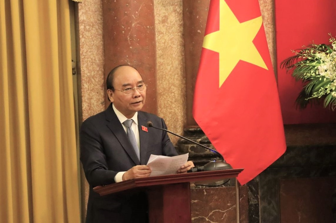 Chủ tịch nước Nguyễn Xuân Phúc đề nghị tỉnh Vĩnh Long tiếp tục thực hiện tốt công tác thi đua khen thưởng, với cách làm đổi mới, sáng tạo