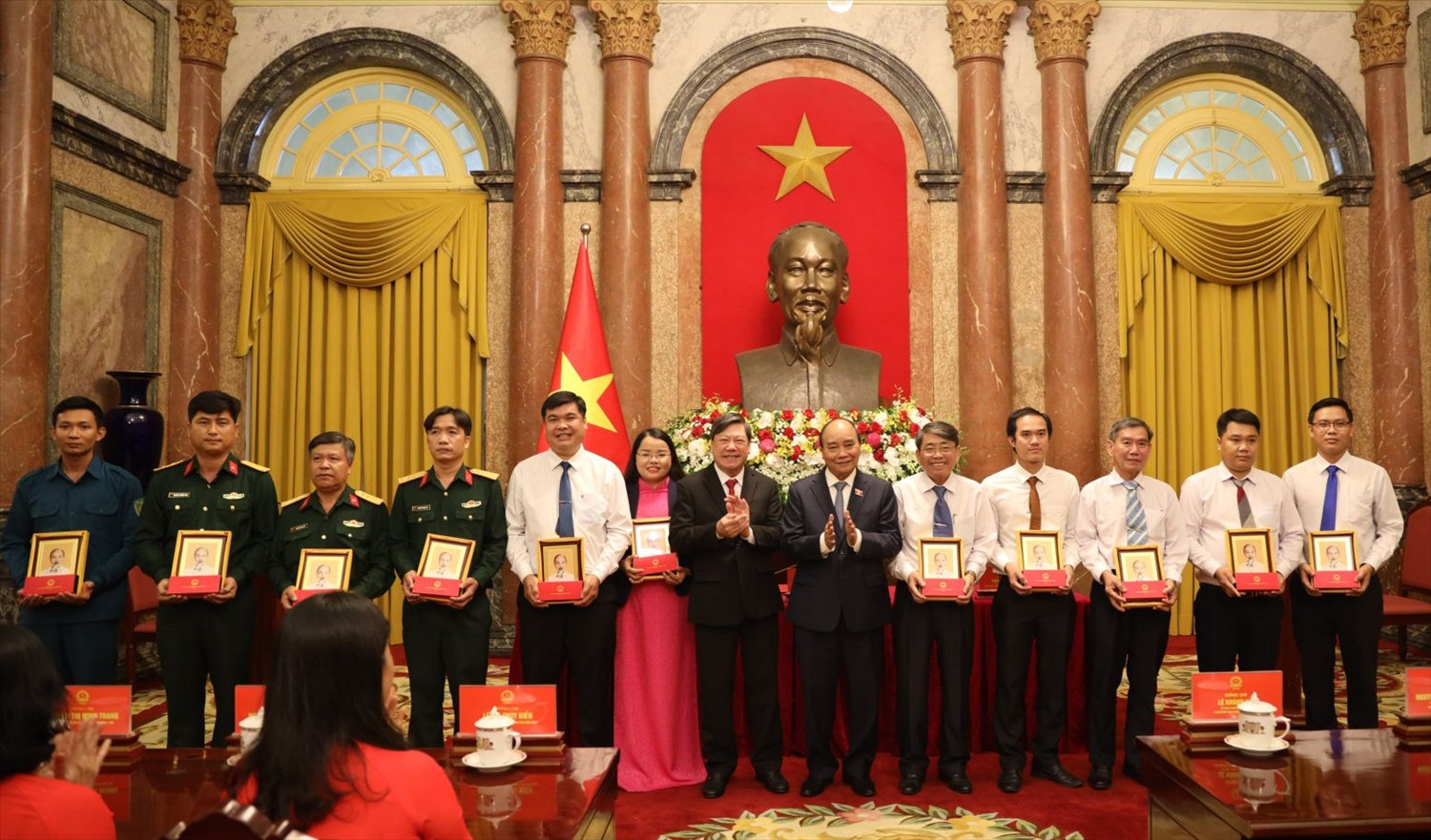 Chủ tịch nước tặng quà các đại biểu. Ảnh: VPCTN