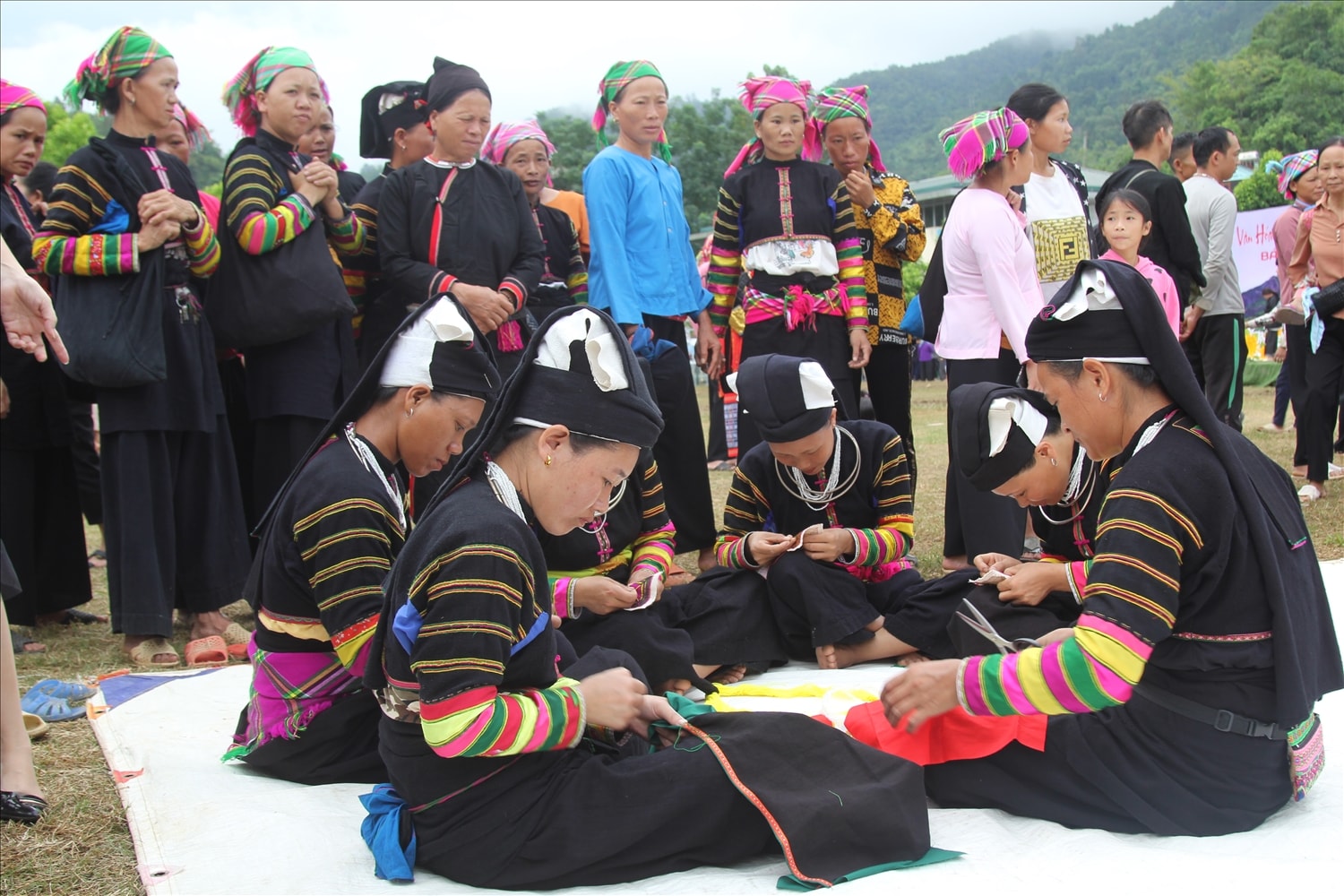 Đồng bào dân tộc Lô Lô thêu trang trang phuc truyền thống