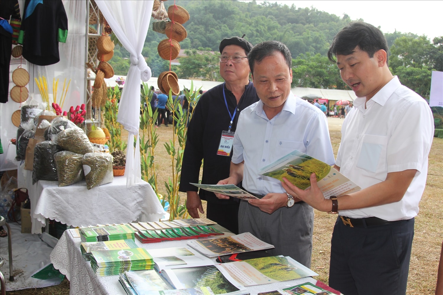 Huyện Bảo Lạc đã xây dựng chương trình phát triển du lịch thành kinh tế mũi nhọn (Trong ảnh: Phó Chủ tịch Hội đồng Nhân tỉnh Nông Thanh Tùng cùng Chủ tịch UBND huyện Bảo Lạc Nguyễn Mạnh Hùng thăm quan gian triển lãm tại Chợ tình Phong Lưu)