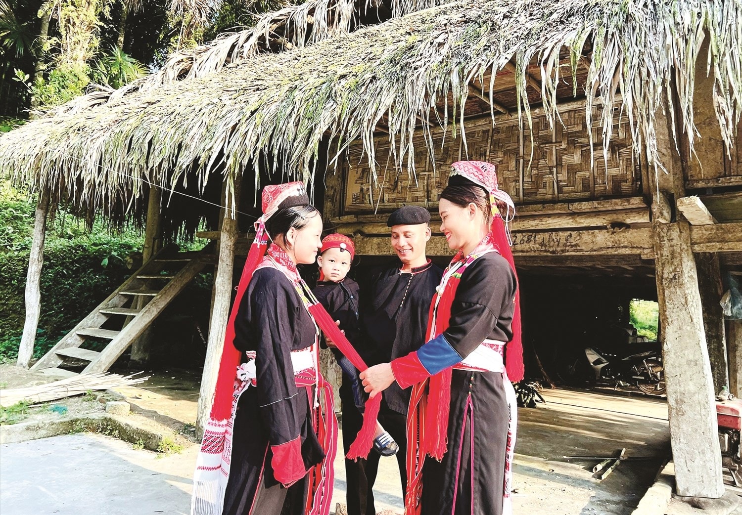 Trẻ em người Dao luôn được các bà, các mẹ nhắc nhở về giữ gìn nét đẹp văn hóa dân tộc Trẻ em người Dao luôn được các bà, các mẹ nhắc nhở về giữ gìn nét đẹp văn hóa dân tộc