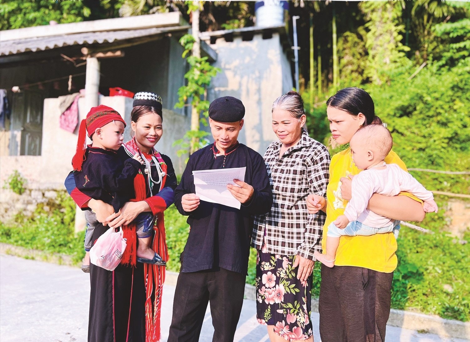 Trưởng thôn Trương Văn Yên tuyên truyền các nội dung hương ước của thôn bản Trưởng thôn Trương Văn Yên tuyên truyền các nội dung hương ước của thôn bản