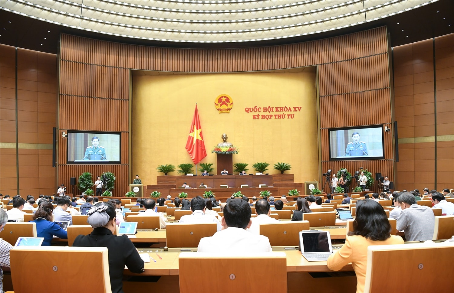 Quang cảnh phiên họp