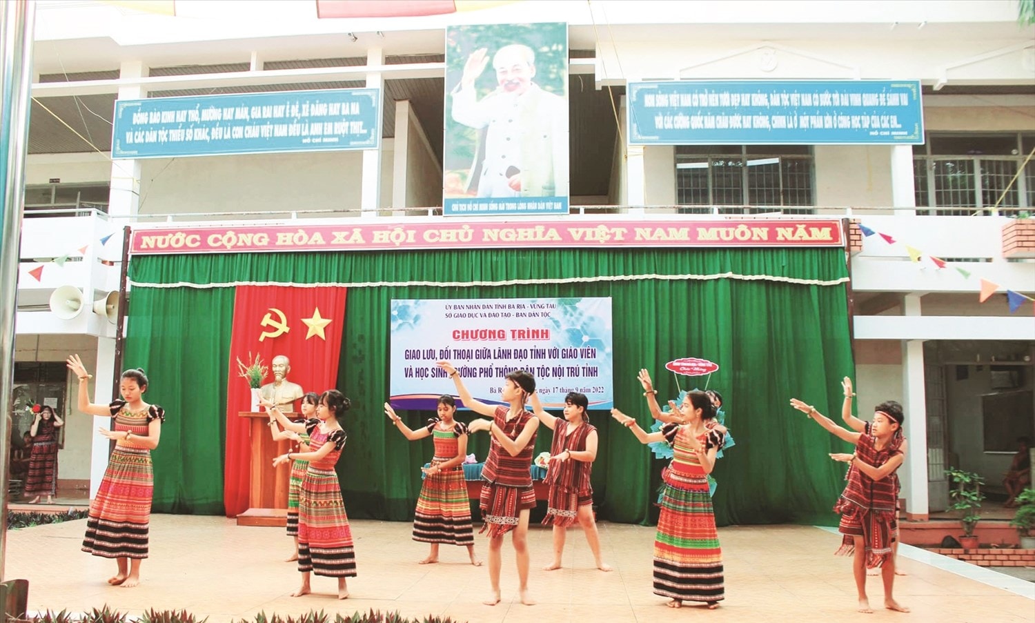 Đưa văn hóa truyền thống của đồng bào DTTS vào trong trường học góp phần giáo dục, nâng cao nhận thức về tình yêu văn hóa truyền thống cho thế hệ trẻ.