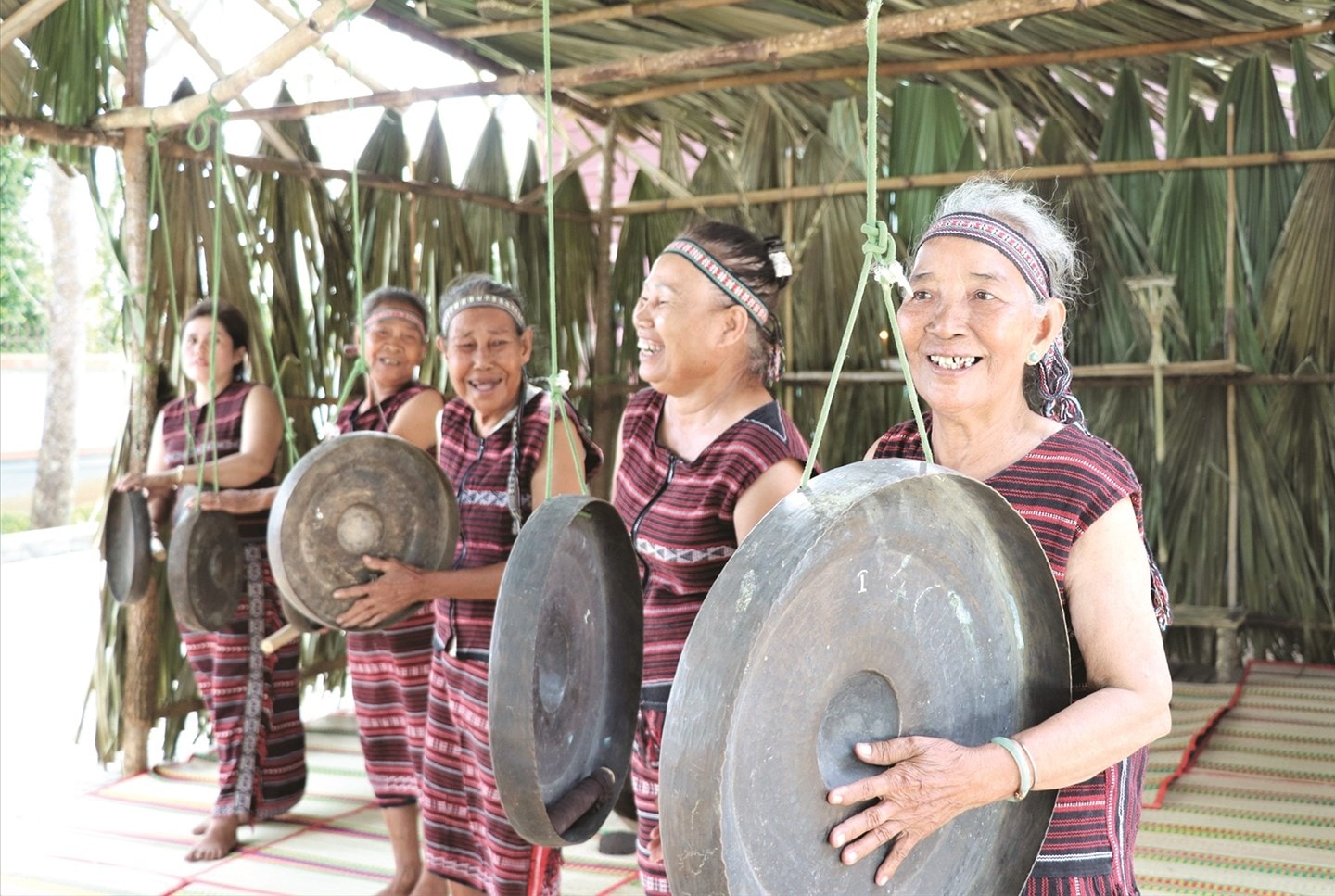 Biểu diễn cồng chiêng, phục dựng lại lễ hội va các nét sinh hoạt văn hóa của đồng bào Chơ Ro tại Bà Rịa - Vũng Tàu.