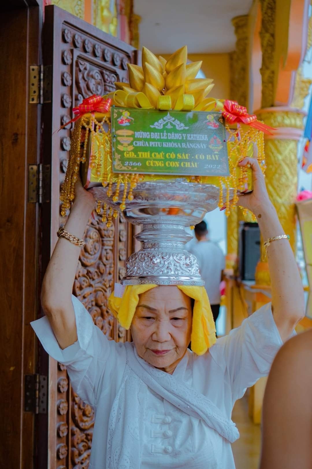 Phật tử trang nghiêm dâng y cà sa tại chùa Pitu Khôsa Răngsây ( TP Cần Thơ) Phật tử trang nghiêm dâng y cà sa tại chùa Pitu Khôsa Răngsây ( TP Cần Thơ)