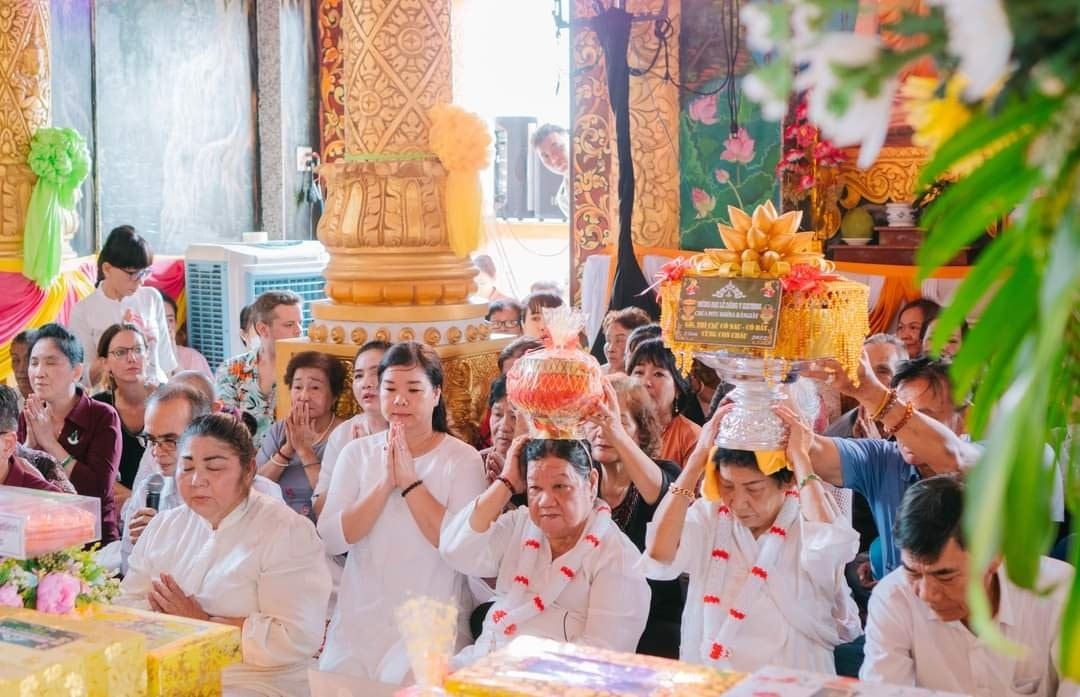 Các phật tử thành kính dâng cà sa và các vật dụng đến các vị sư Các phật tử thành kính dâng cà sa và các vật dụng đến các vị sư