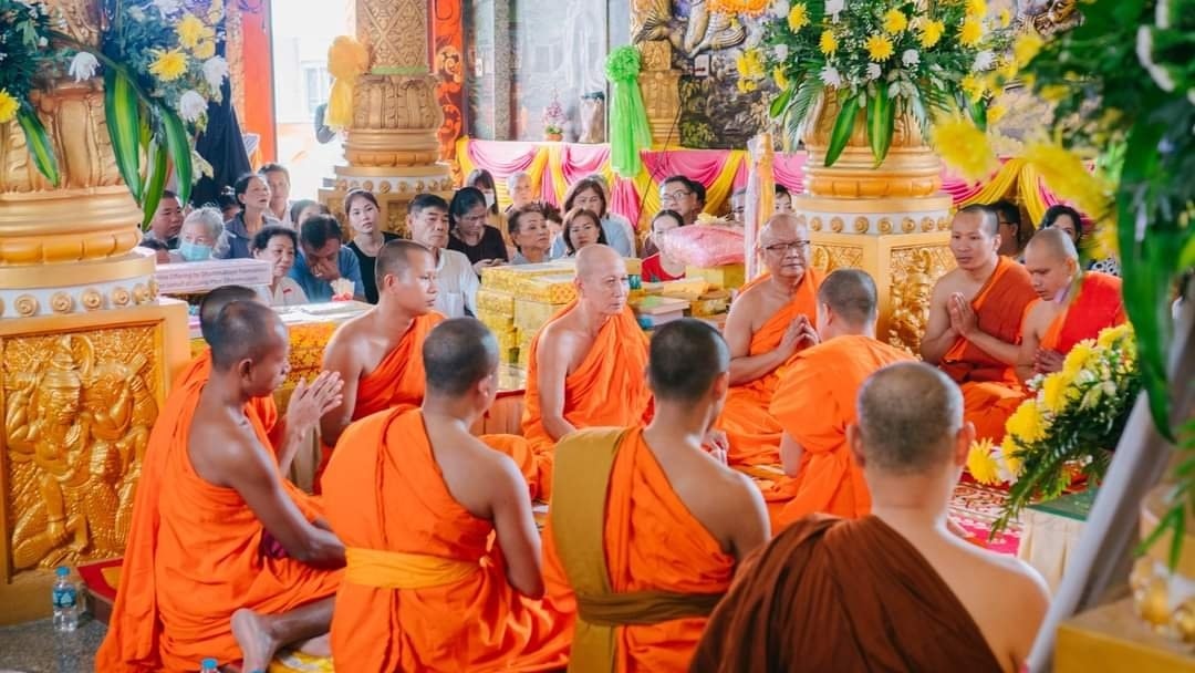 Các vị sư thực hiện nghi lễ cầu nguyện, chúc phúc cho thí chủ dâng y cà sa DY4: Những chú khỉ Hanuman nhảy múa sinh động, cùng dàn nhạc ngũ âm góp phần tạo thêm âm vang cho ngày lễ dâng y tại chùa Som Rong (Sóc Trăng) Các vị sư thực hiện nghi lễ cầu nguyện, chúc phúc cho thí chủ dâng y cà sa DY4: Những chú khỉ Hanuman nhảy múa sinh động, cùng dàn nhạc ngũ âm góp phần tạo thêm âm vang cho ngày lễ dâng y tại chùa Som Rong (Sóc Trăng)