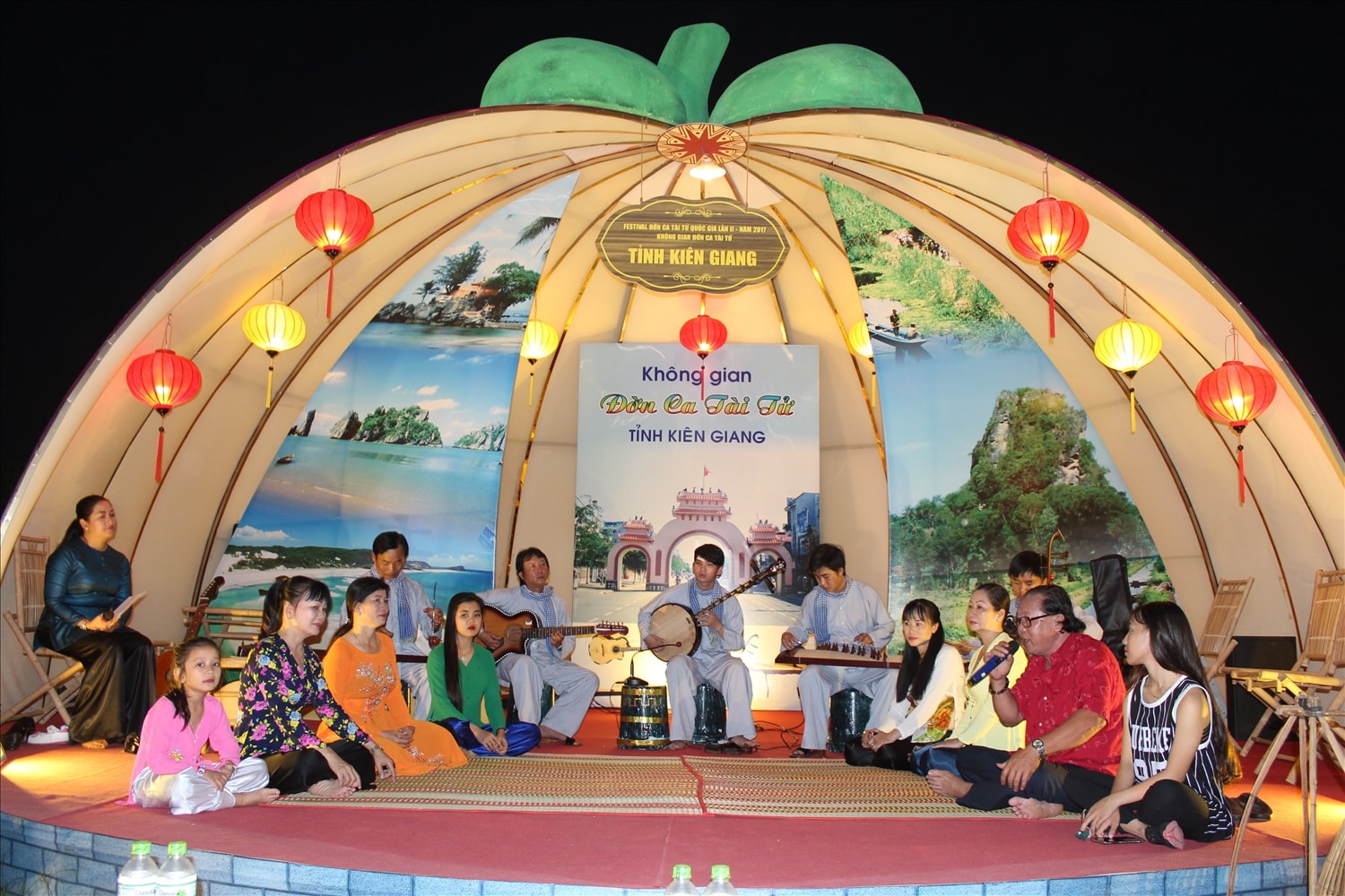 Nghệ nhân Lê Quốc Trạng (mặc áo đỏ thứ 2 từ phải qua) tham gia ca tại Liên hoan Đờn ca tài tử quốc gia lần thứ II – Bình Dương năm 2017
