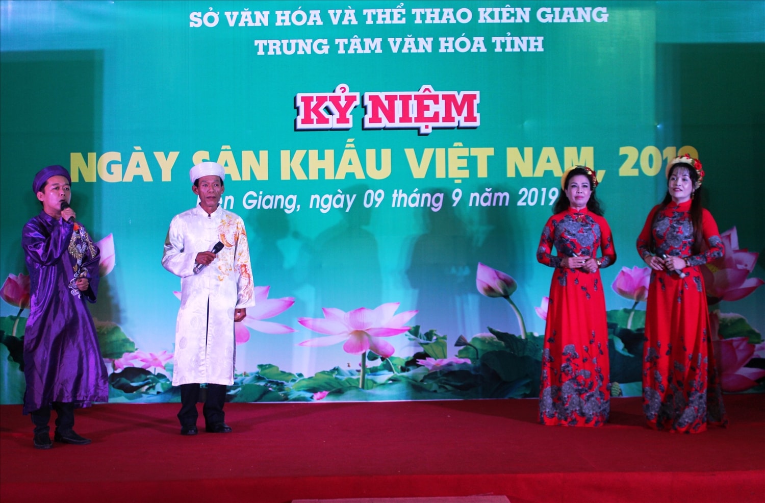Nghệ nhân Mạc Văn Dũng (áo trắng) tham gia ca tại Lễ kỷ niệm Ngày Sân khấu Việt Nam năm 2019.  
