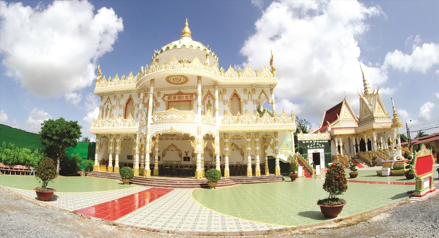 Toàn cảnh sala và tăng xá chùa Peam Buôl Thmây. Toàn cảnh sala và tăng xá chùa Peam Buôl Thmây.