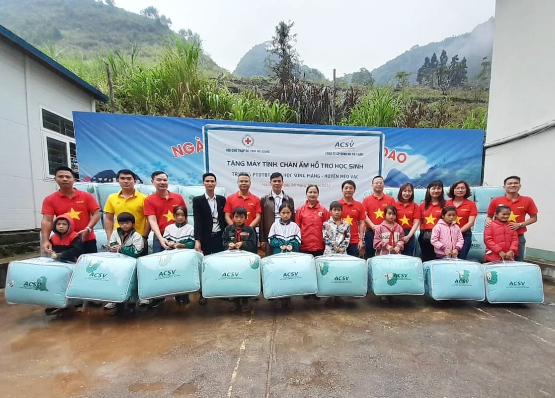 Đại diện Công ty Cổ phần Dịch vụ hàng hóa hàng không Việt Nam và Hội Chữ thập đỏ tỉnh trao quà cho học sinh Trường PTDT Bán trú Tiểu học xã Sủng Máng Đại diện Công ty Cổ phần Dịch vụ hàng hóa hàng không Việt Nam và Hội Chữ thập đỏ tỉnh trao quà cho học sinh Trường PTDT Bán trú Tiểu học xã Sủng Máng
