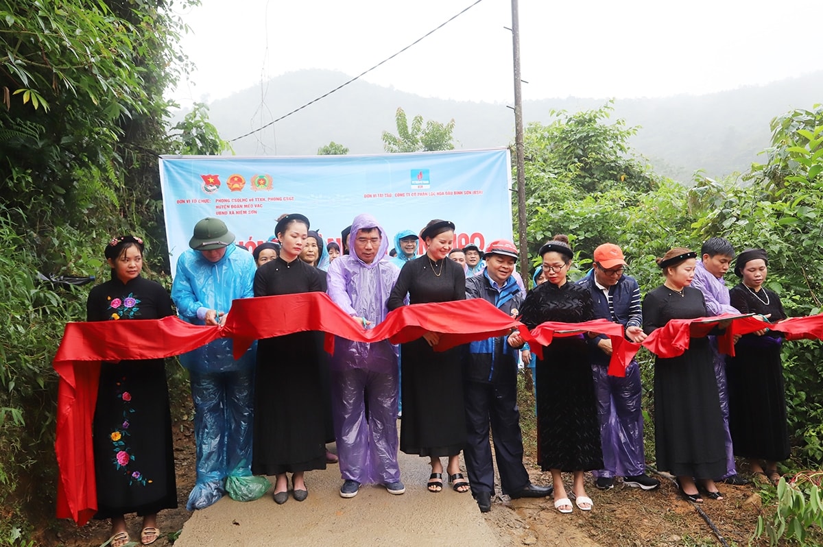 Các đại biểu cắt băng khánh thành công trình đường bê tông thôn Bản Tại, xã Niêm Sơn Các đại biểu cắt băng khánh thành công trình đường bê tông thôn Bản Tại, xã Niêm Sơn